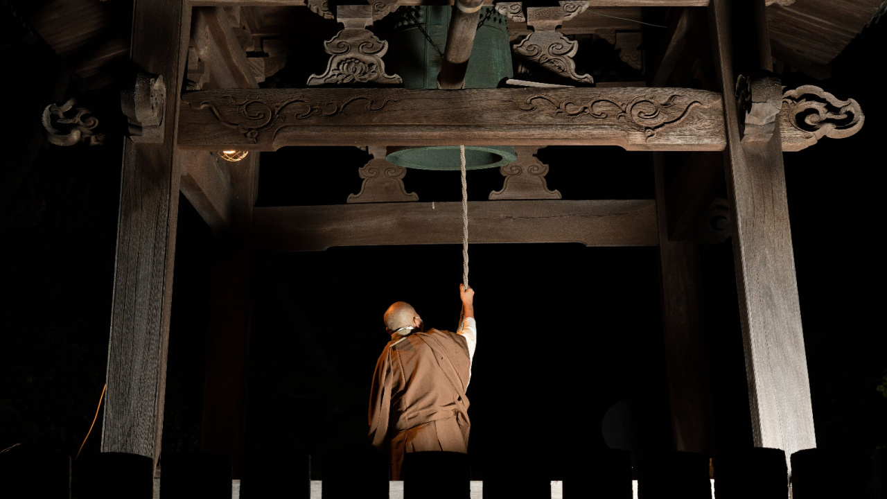 Historical customs of bell ringing held at temples during the New Year in Japan