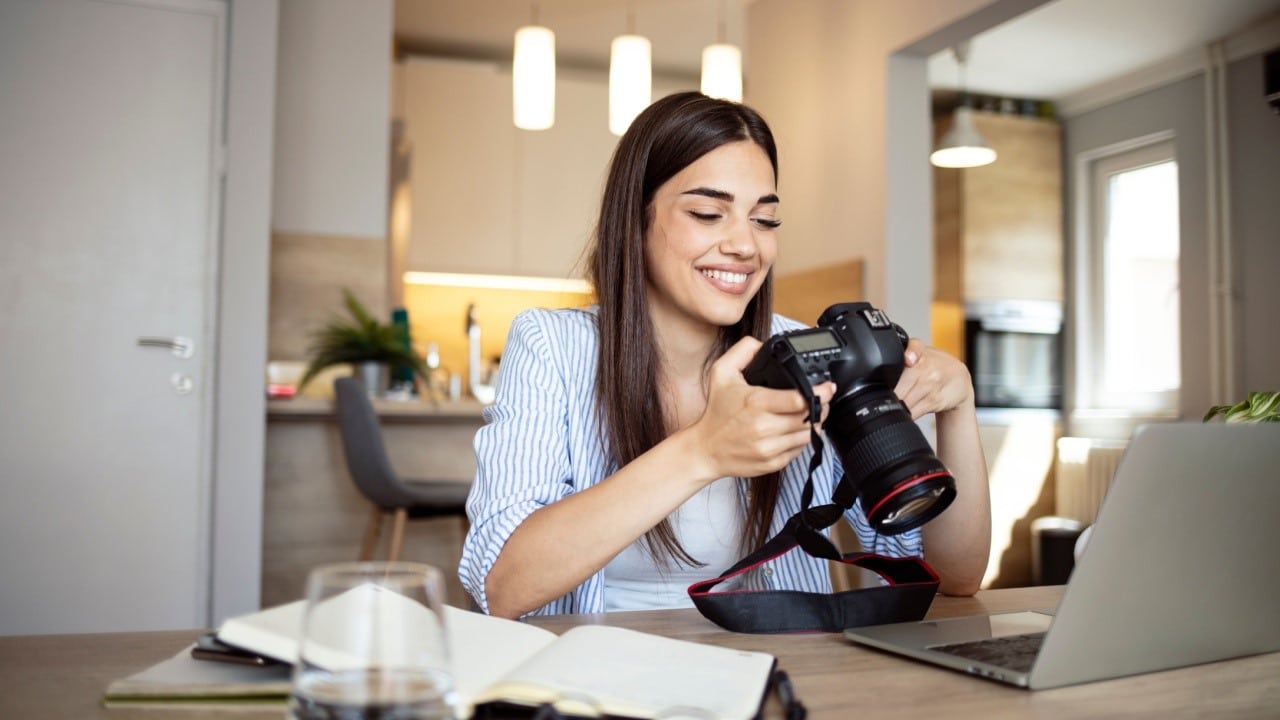 Learning photography, lady photographer apprentice, hubby